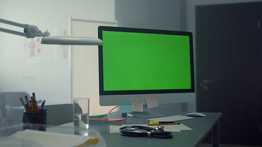 电脑显示器样机前的医生办公桌视频的预览图