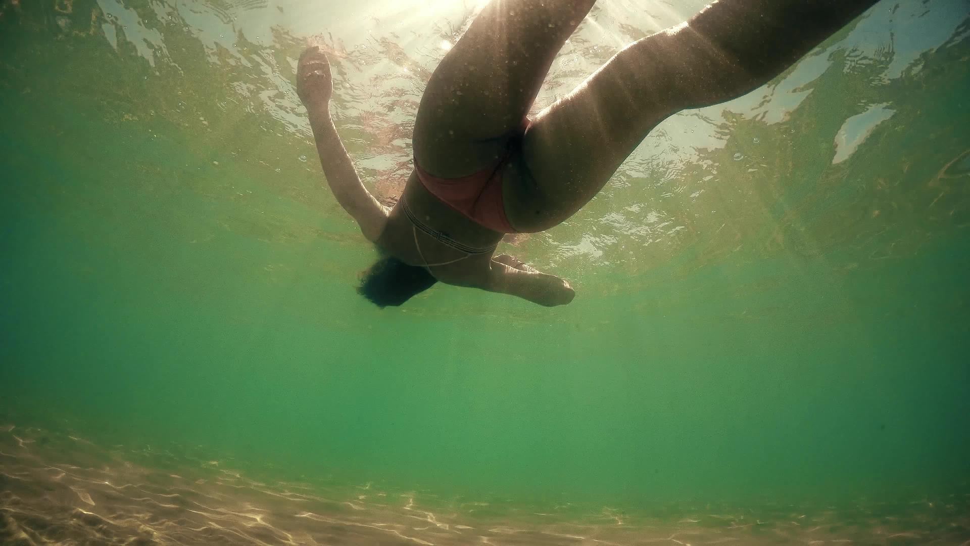 位于海水表面的适龄女孩在夏天的阳光下照耀着女孩视频的预览图