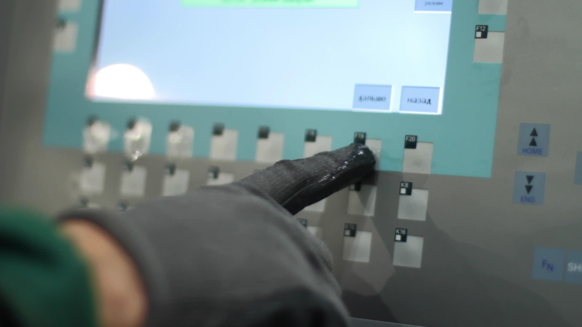 工业设备上的人手按钮视频的预览图