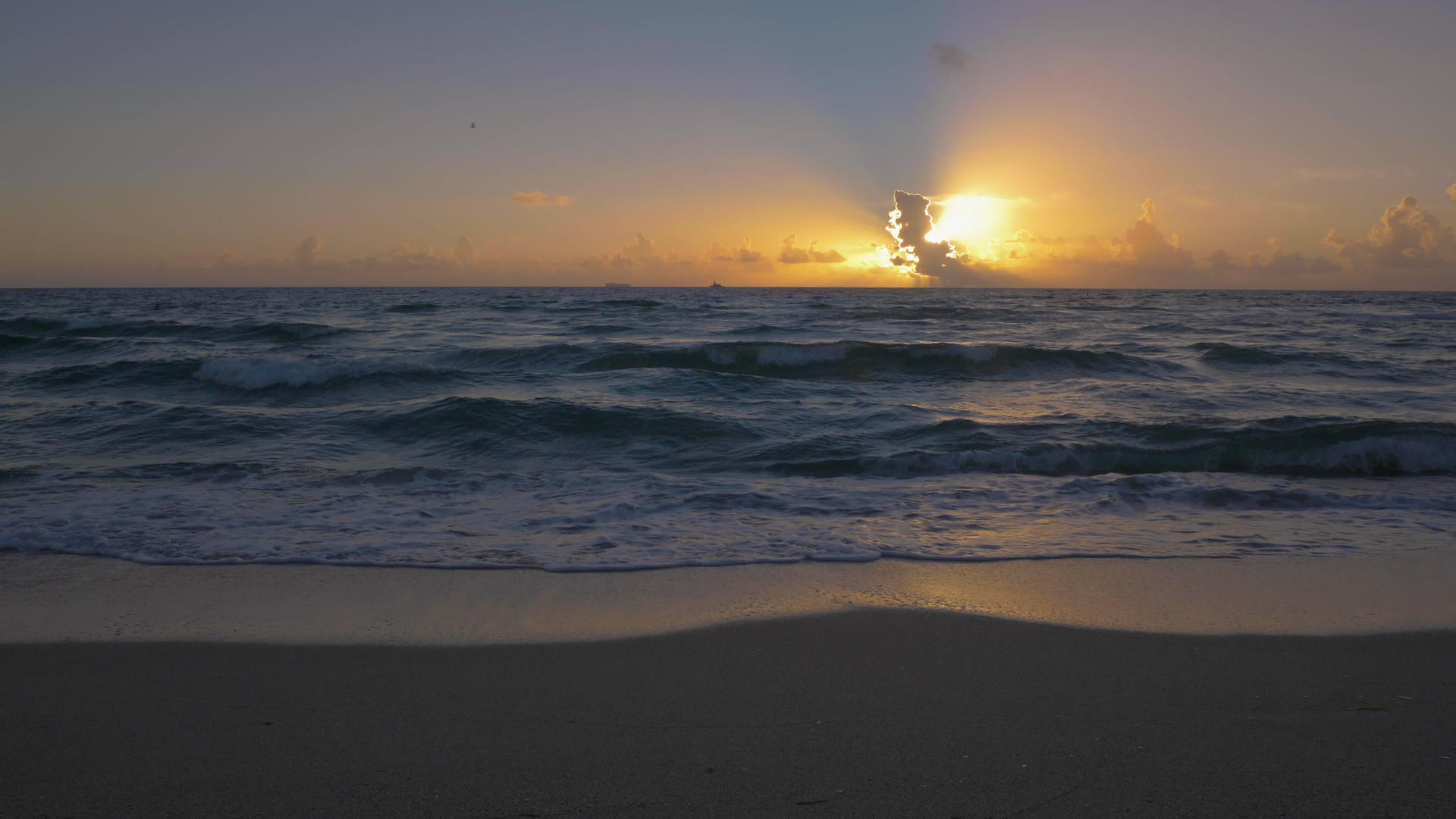 太阳从云层升起在海边升起视频的预览图