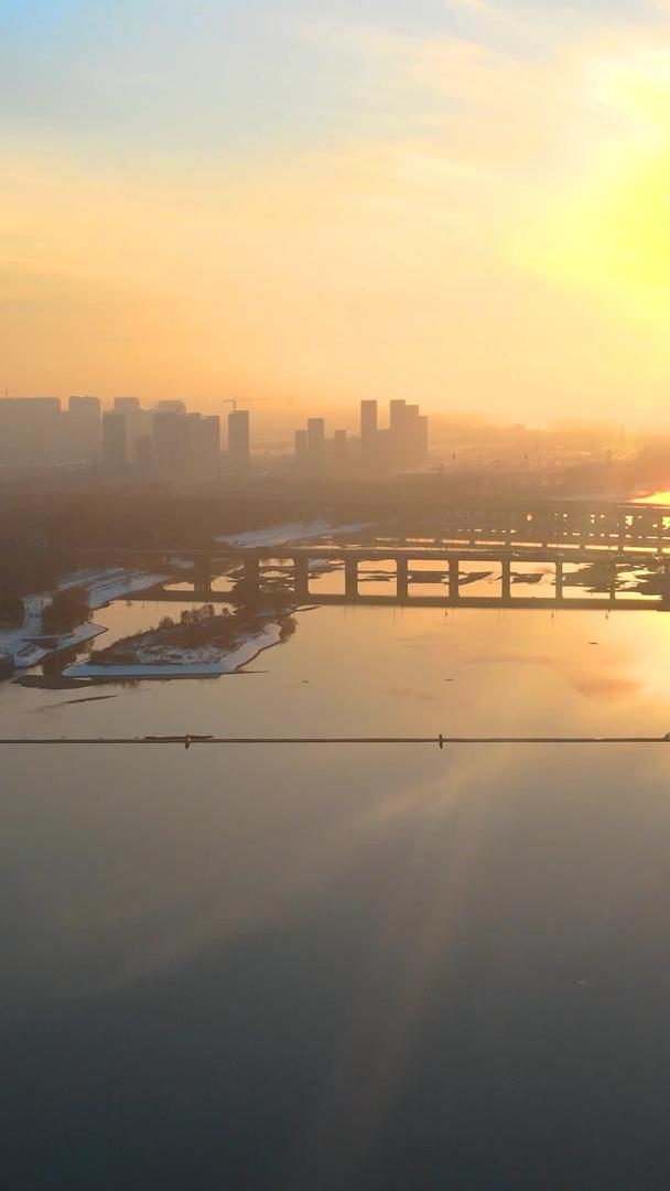 唯美逆光航拍冬季沈阳浑河夕阳视频的预览图