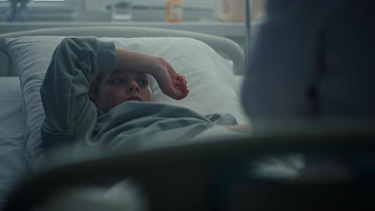 小女孩躺在诊所的床上等待医生检查视频的预览图