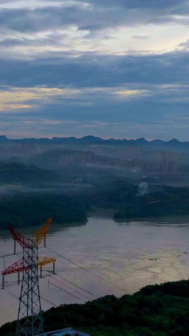 云雾缭绕的大山河水延时拍摄视频的预览图