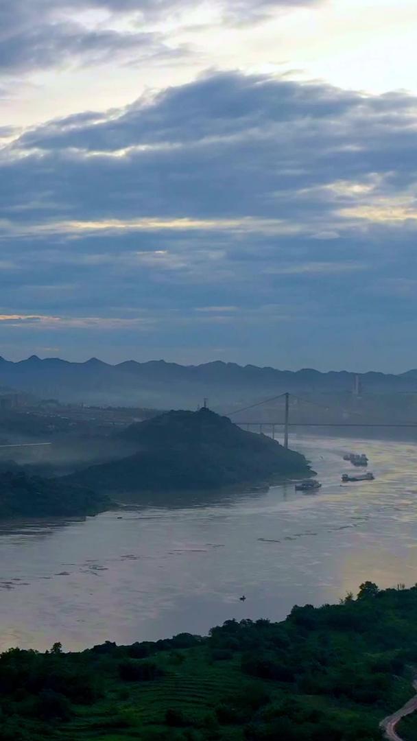 云雾缭绕的大山河水延时拍摄视频的预览图