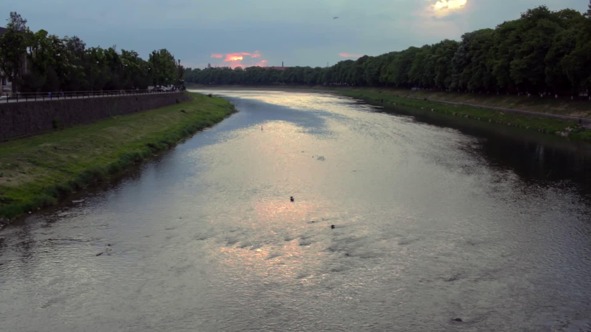 美丽的河流景观视频的预览图