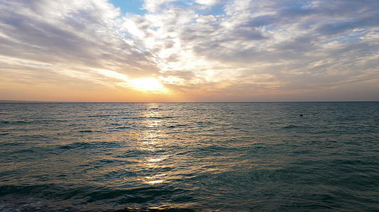 美丽的日出从海中升起视频的预览图