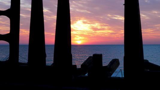 美丽的日出在海面上视频的预览图