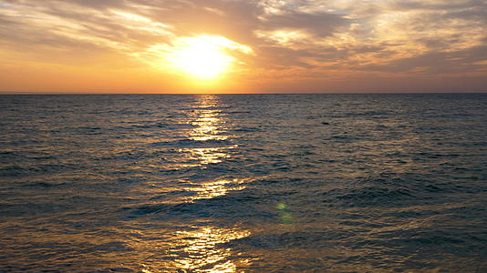 日出风景在海中视频的预览图
