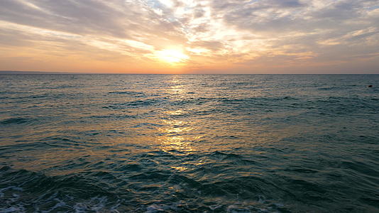 清晨美丽的日出从海水中流出视频的预览图