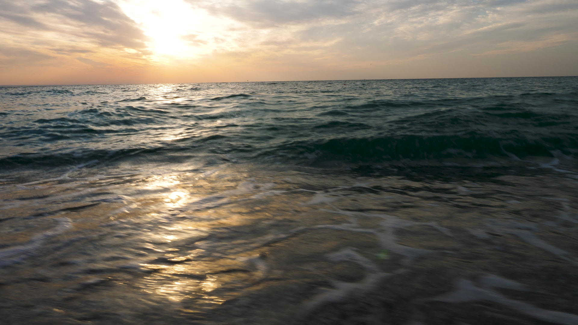 日出时海水中的波浪视频的预览图
