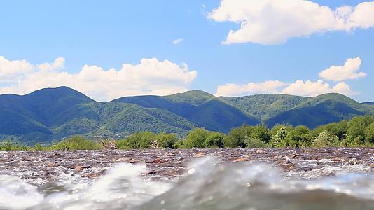 具有山河美丽自然背景的宽阔观视频的预览图