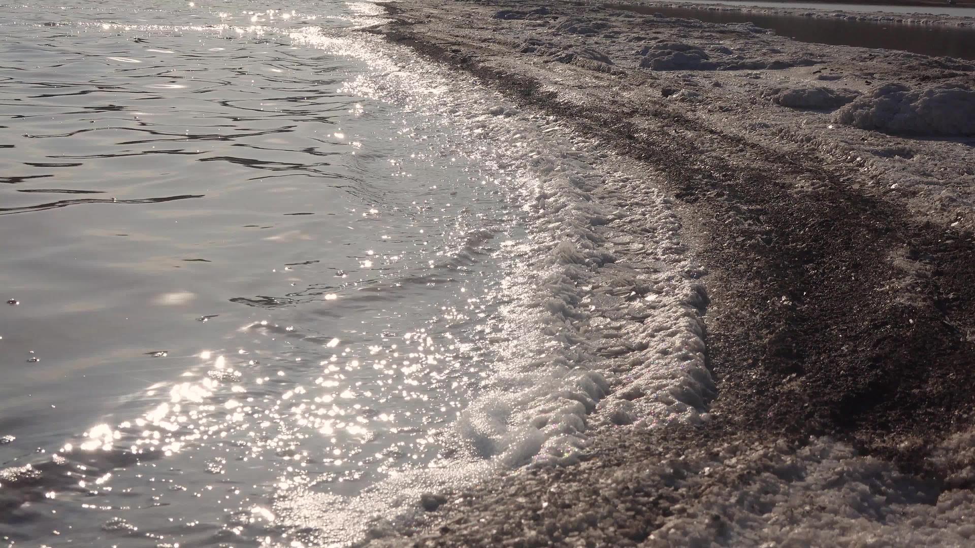 盐湖盐水晶体盐水波在盐湖的自沉淀盐中撞击乌克兰水库视频的预览图