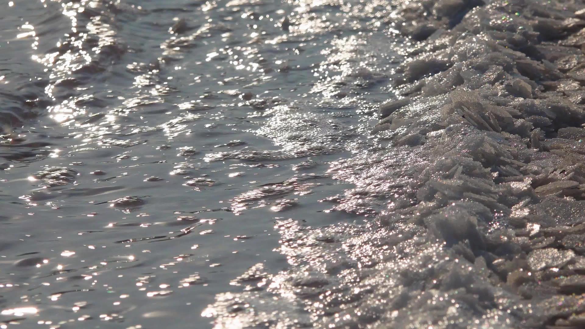盐湖盐水晶体盐水波在盐湖的自沉淀盐中撞击乌克兰水库视频的预览图