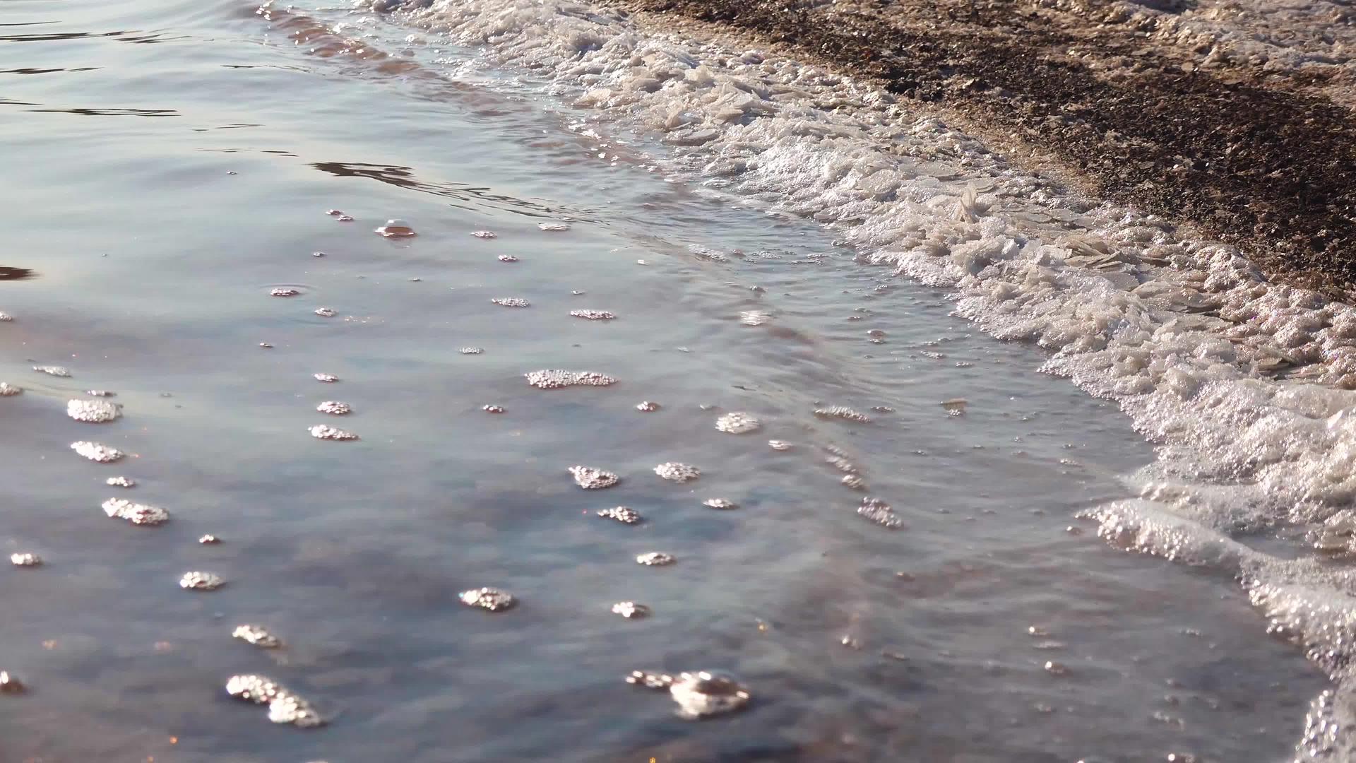 在盐湖的沉淀中撞击岸边视频的预览图