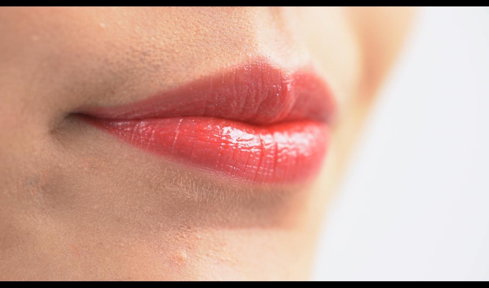 女生嘴巴抿唇特写视频的预览图