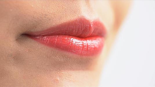 女生嘴巴抿唇特写视频的预览图