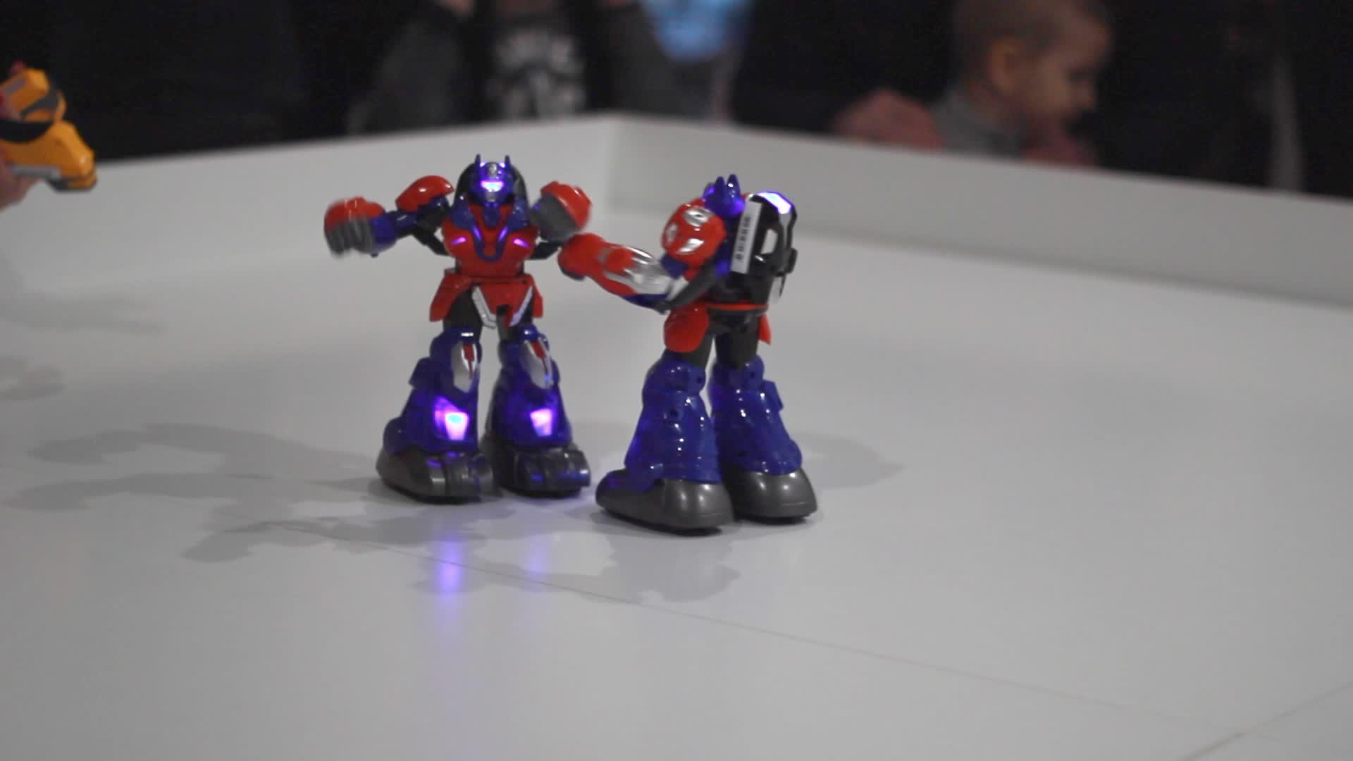机器人在白环上战斗玩具机器人在战斗儿童玩具视频的预览图