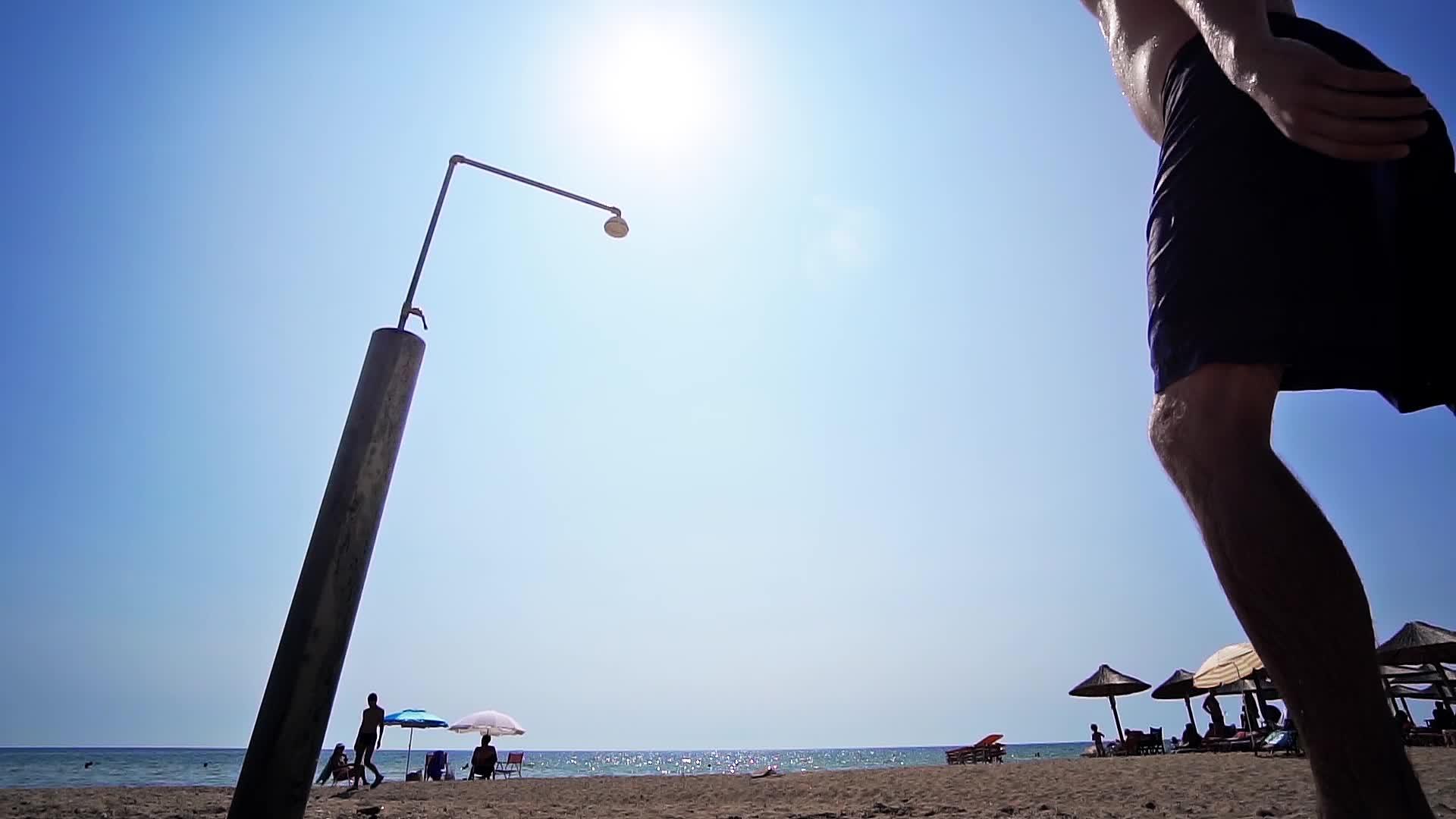 男人和太阳在沙滩上的镜头视频的预览图