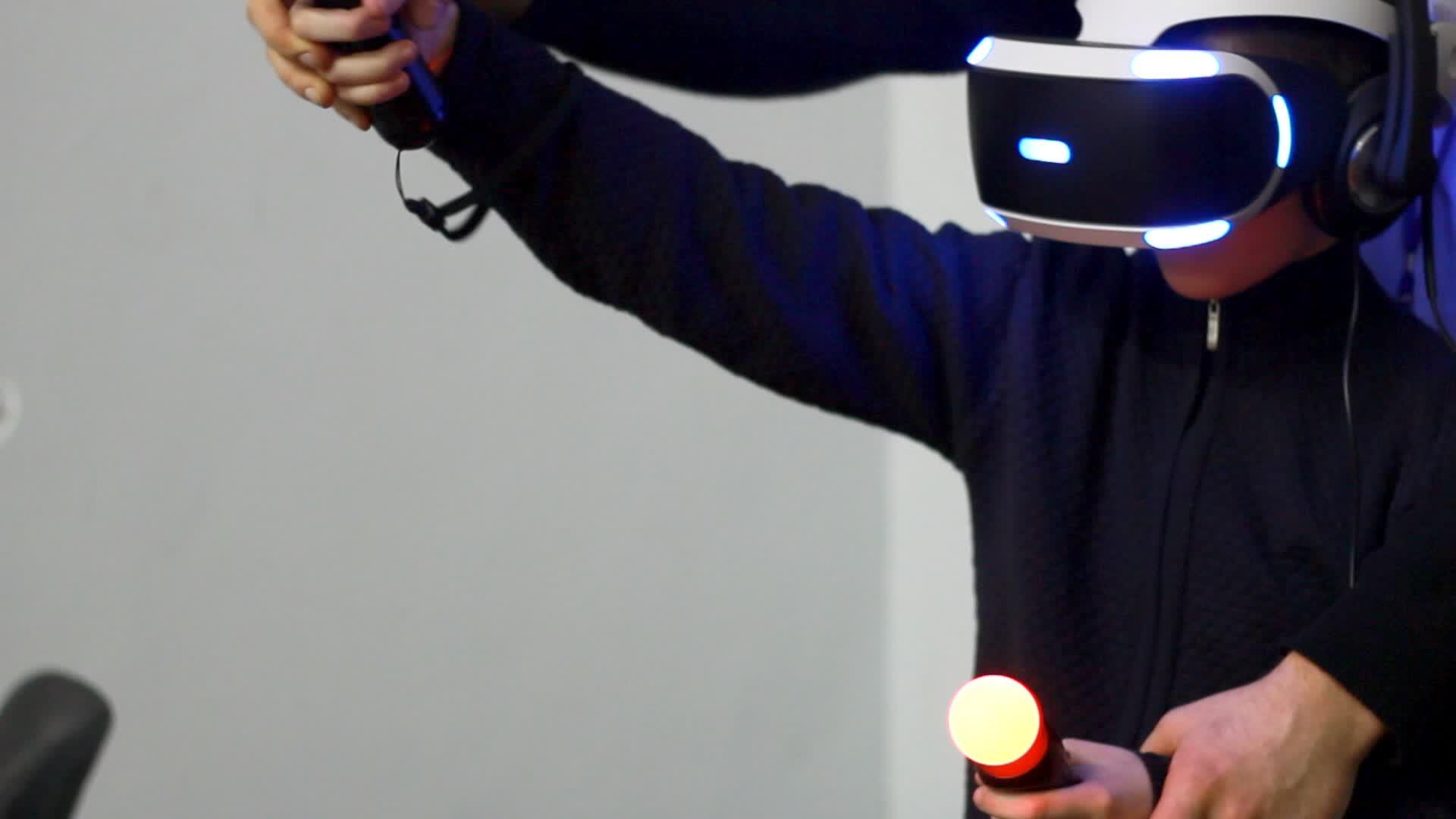 男孩用虚拟现实耳机玩虚拟现实游戏视频的预览图