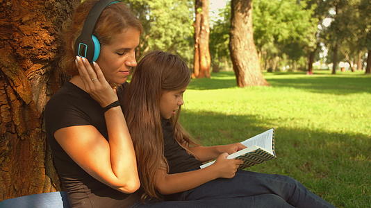 孩子读了这本书母亲听音乐时母亲正在看书视频的预览图