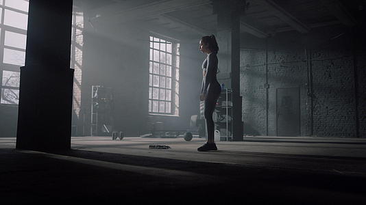 健美运动员在健身房锻炼臀部视频的预览图