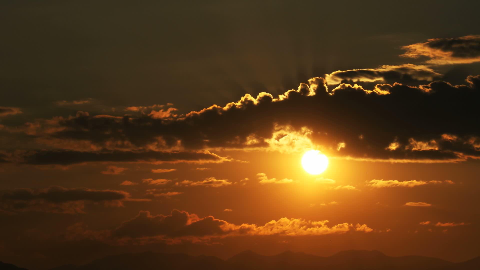 美丽的金色日落天空风景视频的预览图
