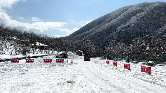 冬天山顶积雪的道路和行驶的汽车自然雪景风光4k素材视频的预览图