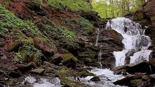 山水瀑布地貌岩石上的野生水流视频的预览图