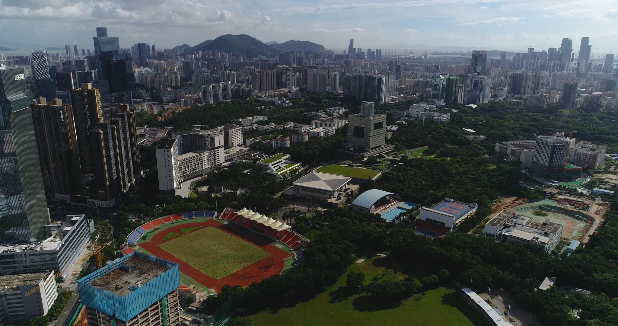 4K高清航拍深圳大学体育馆大型操场视频的预览图
