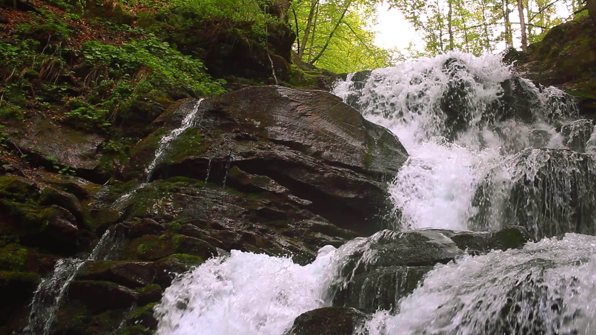 充满瀑布和河流的山景视频的预览图