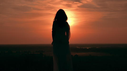 日出时长发的月光女人站在山上视频的预览图