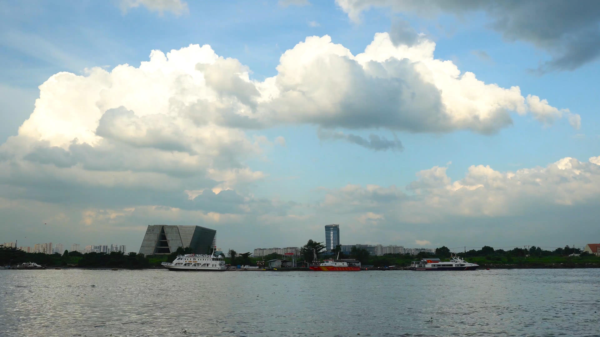 越南西贡河船只如梭延时4K视频的预览图