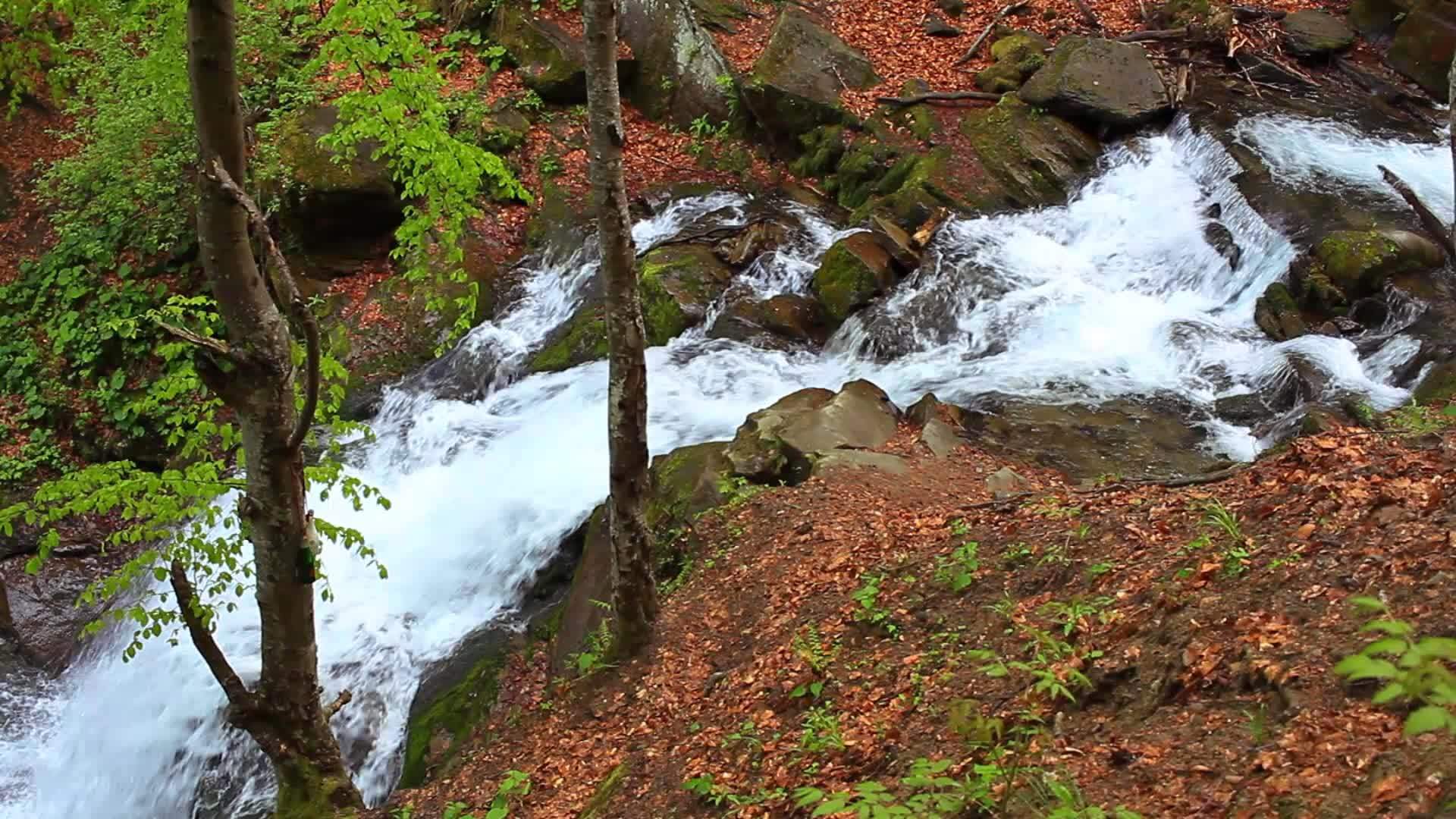瀑布落在岩石之间视频的预览图