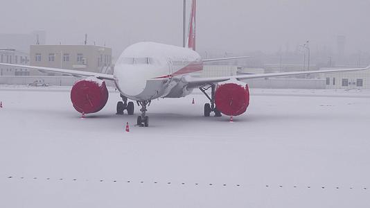 4K实拍寒潮机场暴风雪停航停飞视频的预览图