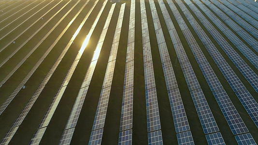 太阳能电池板在日落时大面积反射阳光视频的预览图