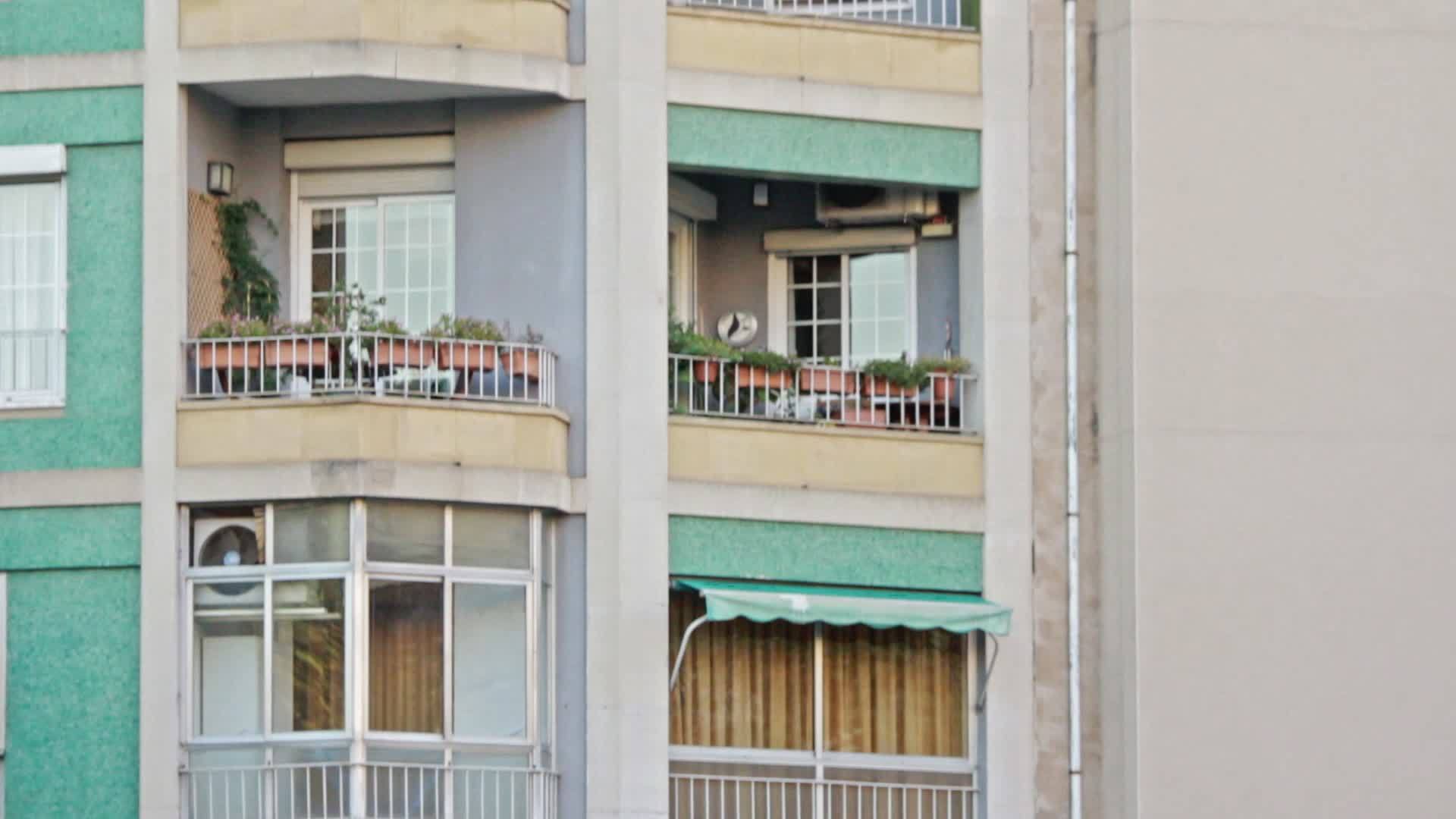 建筑城市和阳台城市生活方式视频的预览图