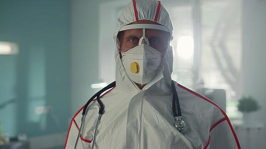 医院感染科的医生穿着防护服视频的预览图