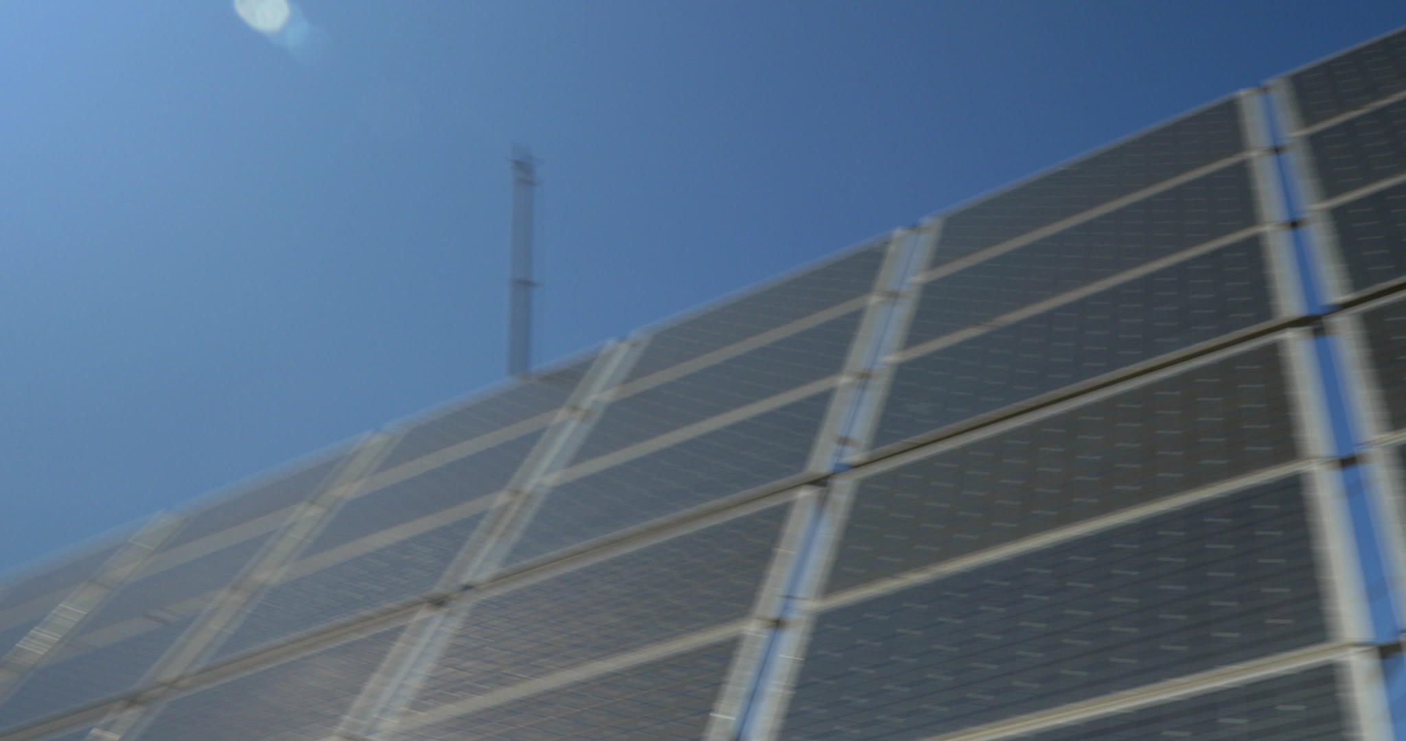 从太阳向太阳能电池板移动以蓝天为生视频的预览图