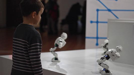 男孩寻找舞蹈机器人男孩和一群机器人玩具视频的预览图