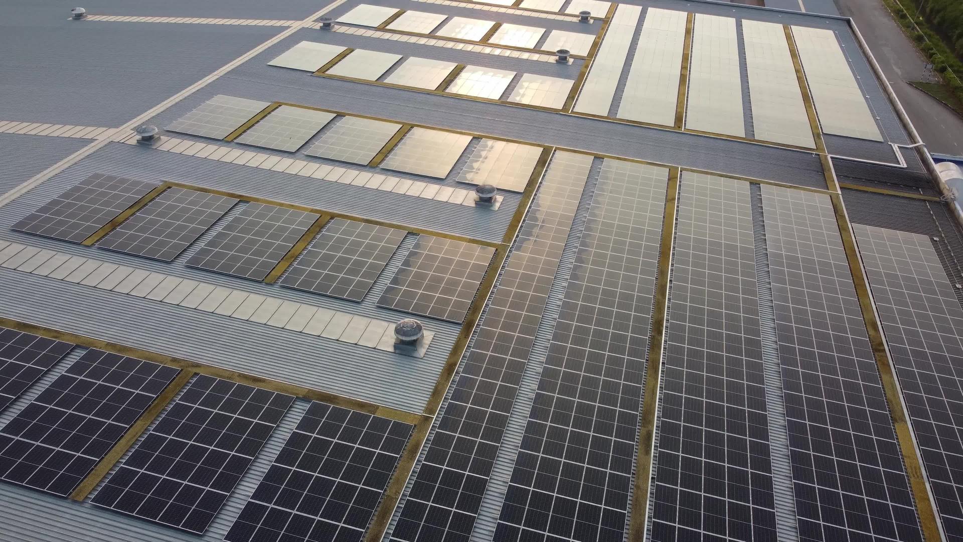 日落时太阳屋顶面板视频的预览图