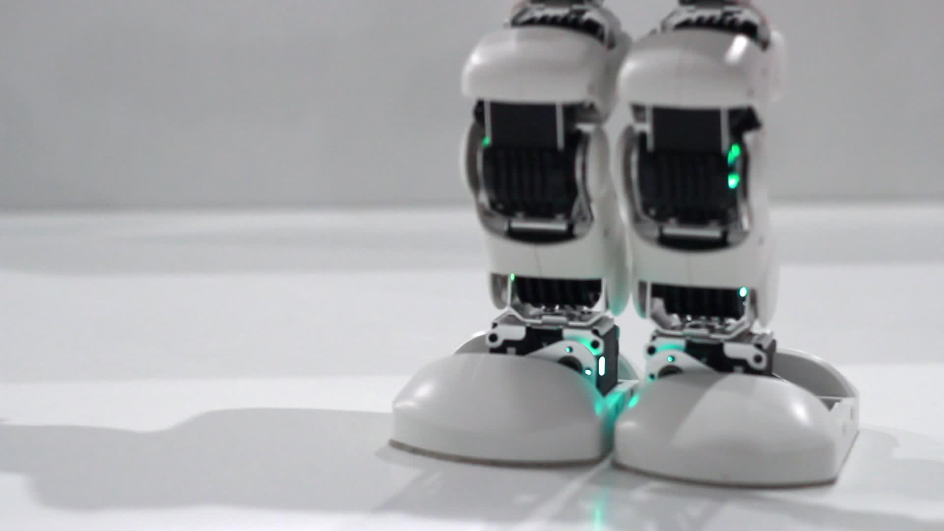 机器人蹲着锻炼机器人脚的高科技概念视频的预览图
