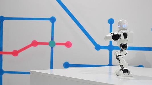 智能机器人玩具舞蹈白机器人在讲台上跳舞视频的预览图