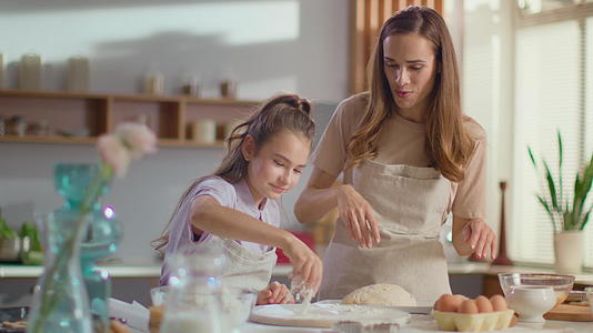 母亲和女儿在厨房里做美味的食物视频的预览图