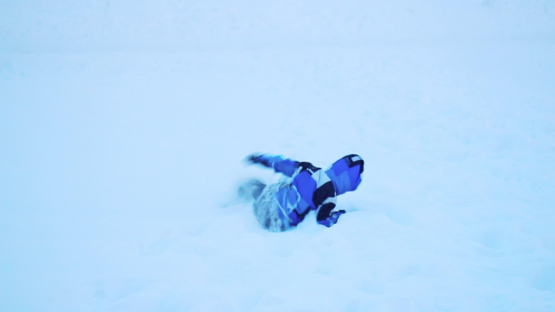 在雪地里玩耍的无忧男孩视频的预览图