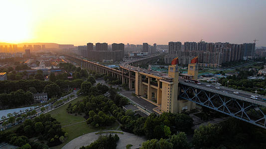 4K航拍南京长江大桥车流铁路火车驶过视频的预览图
