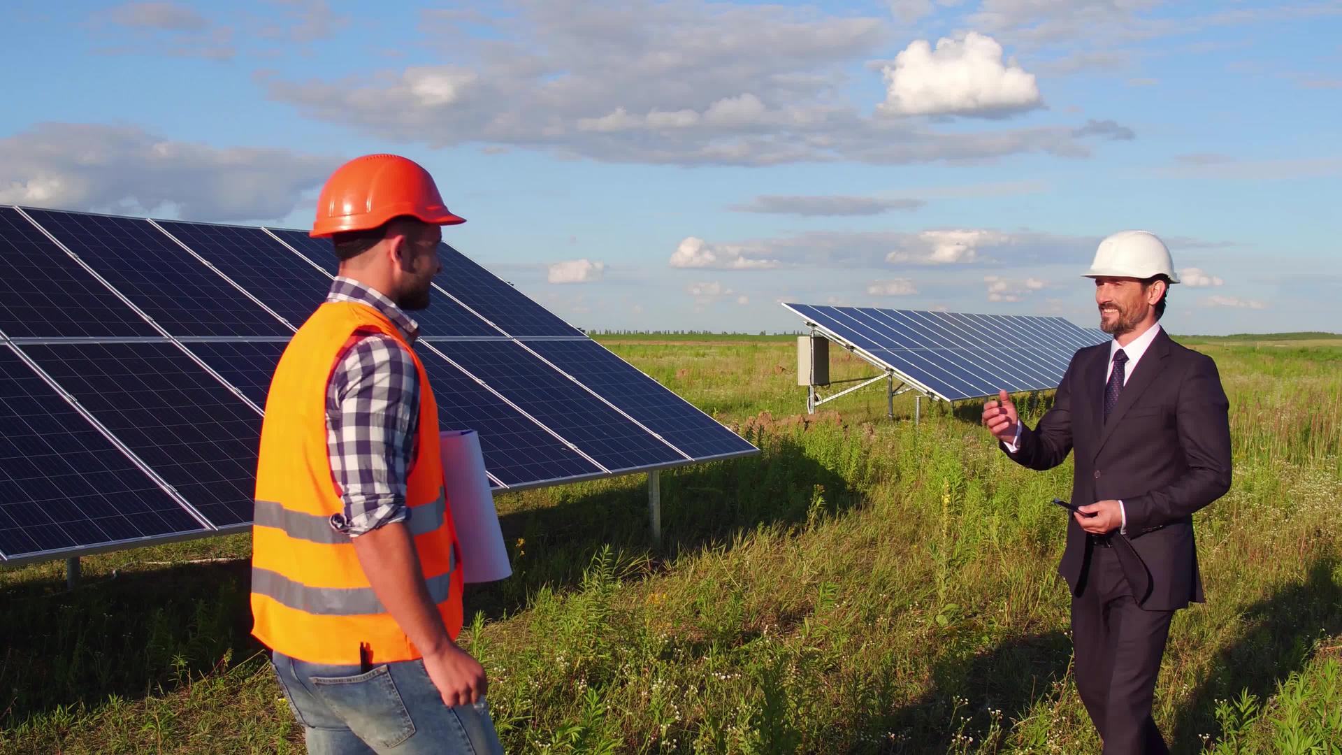 导演在太阳能站现场与工头会面的视频中视频的预览图