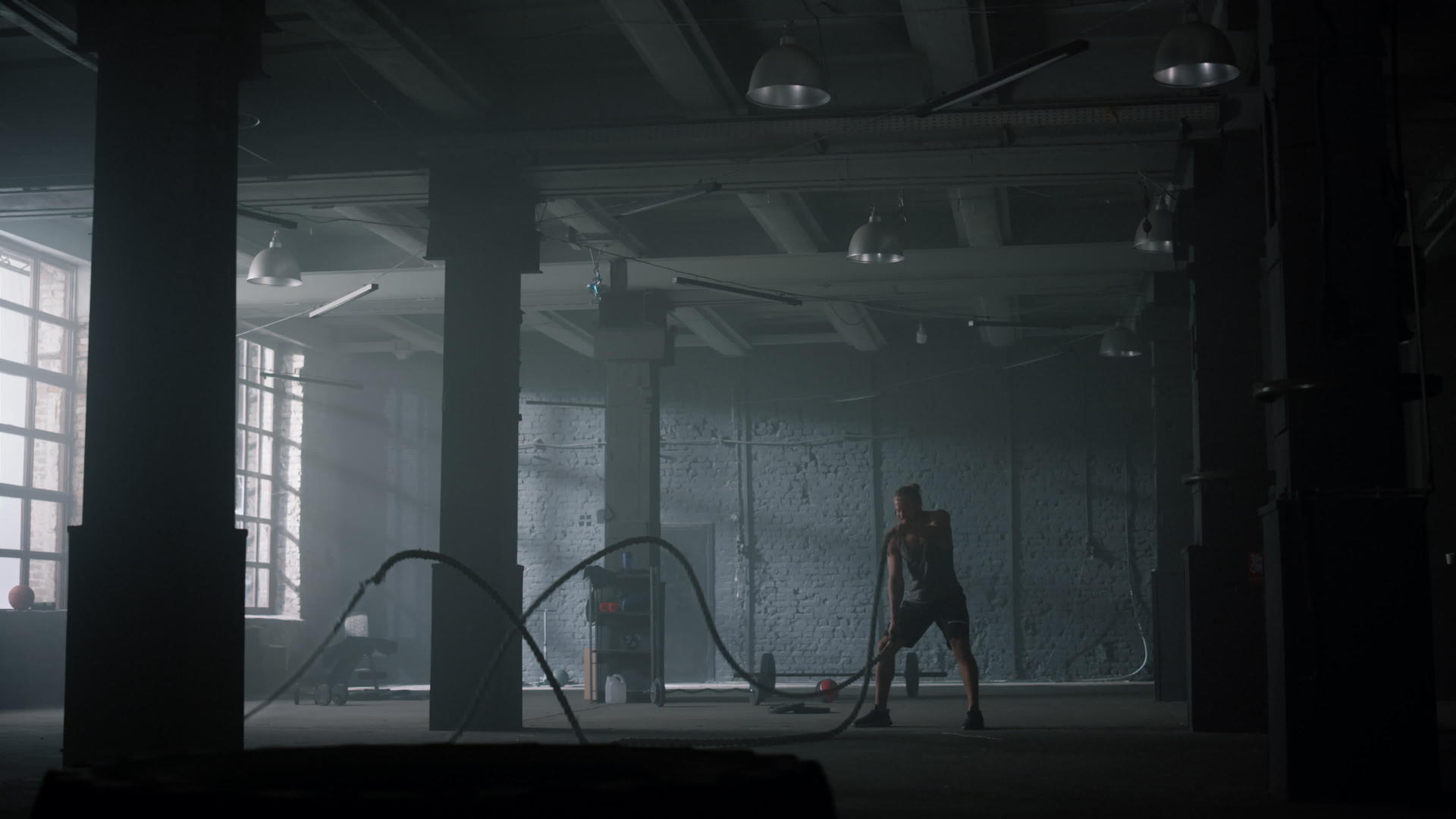 运动男子在健身房锻炼绳子视频的预览图
