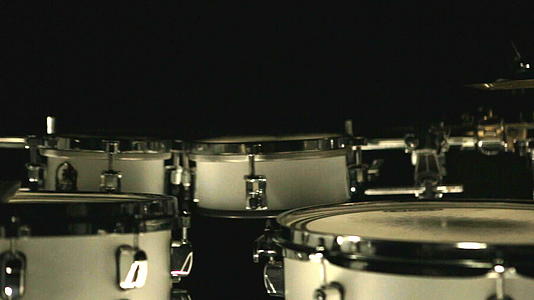 在黑暗的工作室里设置鼓音乐鼓乐器鼓手鼓套件视频的预览图