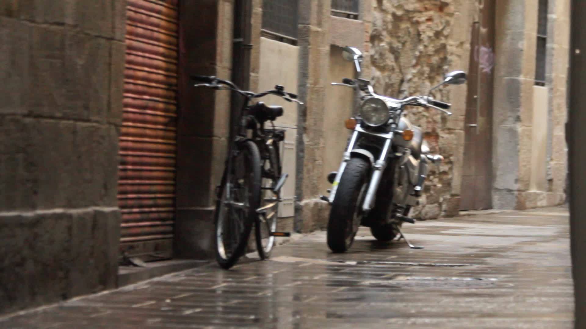 一辆自行车停在城市街道下视频的预览图