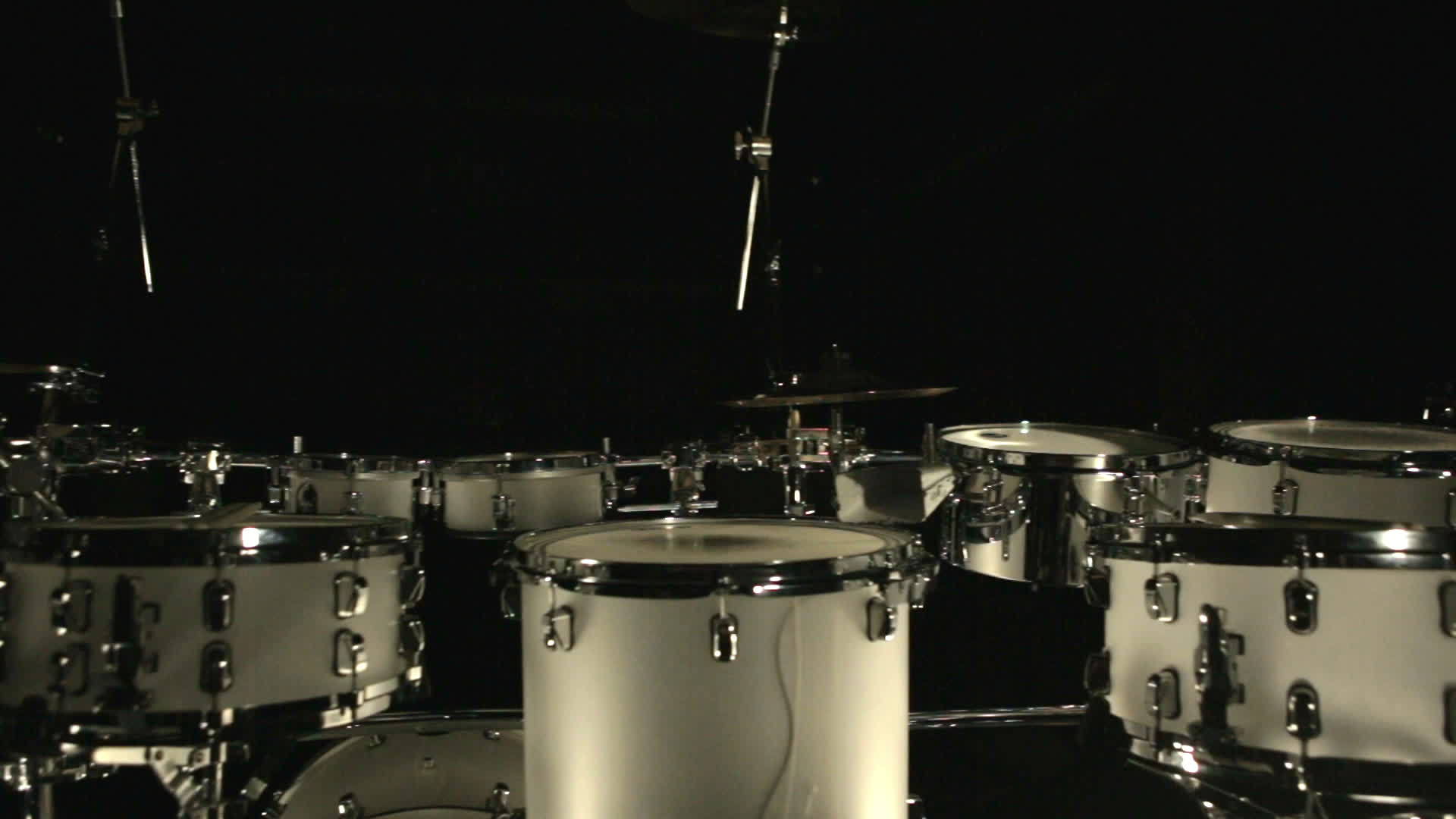 鼓式设备黑暗工作室设置鼓式音乐包视频的预览图